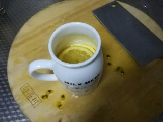 柠檬百香果益酸菌,注意:最后一层一定是蜂蜜,要封严,即没过最上面一片柠檬