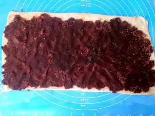 老北京小吃十三绝—驴打滚,在面皮上抹满红豆沙，薄薄一层即可