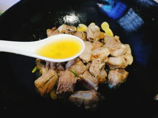 家常菜+红烧排骨,淋入料酒，切记从锅边淋入哦。