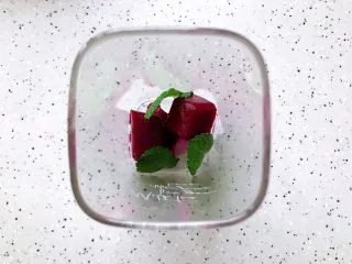 火龙果薄荷气泡水,再放入几片薄荷