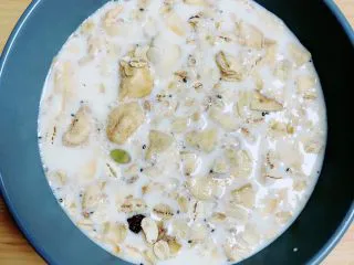 芒果麦片坚果露,麦片中加入250ml牛奶。