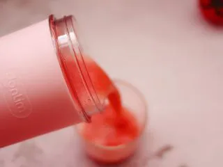 番茄草莓蜂蜜汁,草莓番茄汁做好了哟，倒入杯中，非常细腻柔滑。 