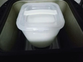 #冬喝暖饮夏吃冰#健康低卡-芒果酸奶昔,盖上盖子放入面包机中。