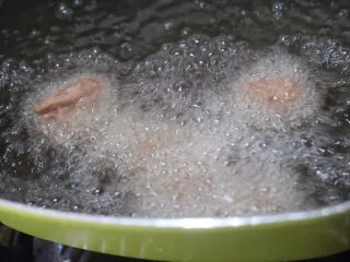 老北京小吃之“干炸小丸子”,因为第一遍主要是定型,要高温速炸,15秒就有捞出来,我一次只能炸四五个定型的丸子。