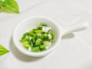 比肉还好吃的手撕杏鲍菇,葱切小段。