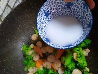 西兰花炒虾仁,水淀粉