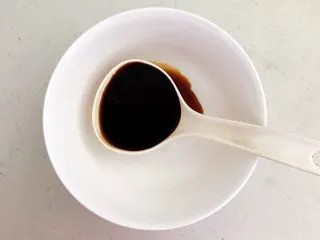 私房菜 密制酸辣鸡爪,在碗里加入1勺生抽