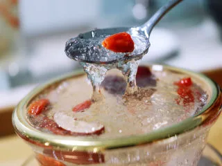 炎炎夏日养颜神器~枸杞红枣炖雪燕,持续饮用让你嫩爆天际,一盅红枣枸杞炖雪燕就完成了。