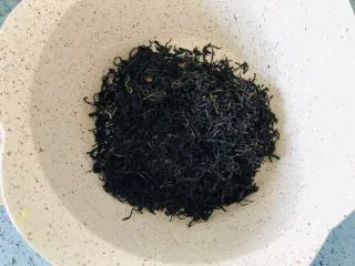 港式奶茶芋圆，Q弹软糯，奶香浓郁,红茶25克，我用的家里的散茶叶，有茶包更好。