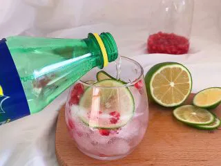 百变水果:粉红气泡水, 接着倒入100ml的雪碧(雪碧也可以用苏打水代替 本人不喜欢只有气泡没有味道的苏打水)