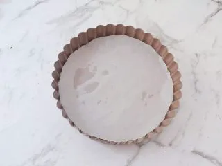 芝麻酸奶水果冻,模具底部铺上油纸备用，这样方便后面脱模 