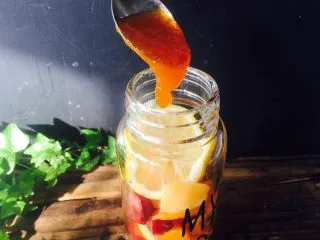 美丽的水果饮品,加酱