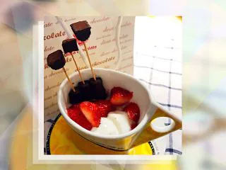 巧克力浓情草莓甜心酸奶杯,成品1。