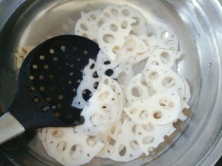 #猪年#莲藕炒肉,一两分钟后捞出凉水拔凉