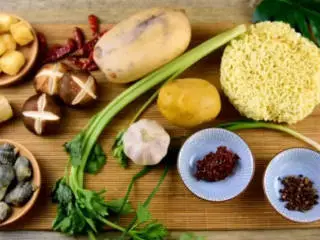 大冷天,来一份自制麻辣烫吧,做法原来这么简单!,·食材· 面饼 80g、藕片 20g、土豆 20g 油豆腐 10g、花蛤 50g、香菇 6g 葱 5g、芹菜 15g、花椒 2g、豆瓣酱 25g 蒜 15g、干辣椒 3g、姜 5g、冰糖 10g