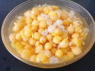 百搭小吃—老豌豆,冷确以后放保鲜盒致冰箱保存。