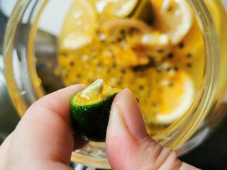 自己弄得水果茶，比外面好喝N倍,把肉挖碗里，再把小青桔切两半，挤汁到水壶里。