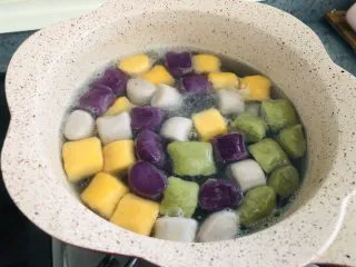 港式奶茶芋圆，Q弹软糯，奶香浓郁,待芋圆飘起来再煮5分钟，煮熟后捞出放一边待用