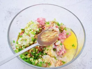 鲜虾猪肉馄饨,加入食用油