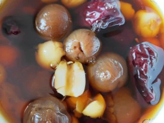 莲子红枣桂圆汤,煮到莲子软烂即可,煮好后放入红糖快至融化即可