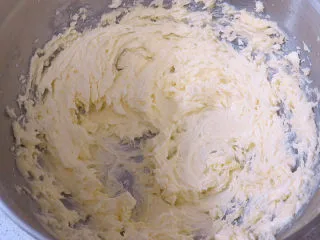 法式小甜点【椰蓉柠檬小方】,用电动打蛋器打3分钟