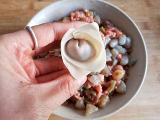 锦卤馄饨——《风味人间》复刻版,反向折起，粘点水把两边皮粘合。