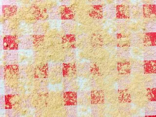 北京小吃·驴打滚,案板上筛一层熟黄豆粉防沾。 注：如果没有熟的黄豆粉，可买生的自己轻轻炒熟至颜色变深有豆香即可。