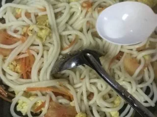 云南风味炒米线,加适量盐