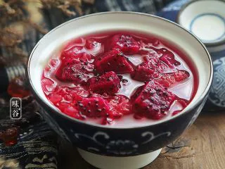 火龙果银耳糖水,习惯性来张特写，诱惑下亲们的味觉！