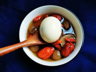 土鸡蛋桂圆枸杞红枣茶,养颜美肤。