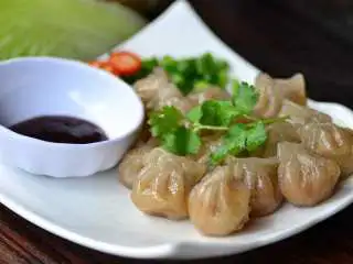 家乡小吃——小米,刚蒸熟沾上耗油辣椒酱一口一个,真的很好吃(๑•ั็ω•็ั๑)