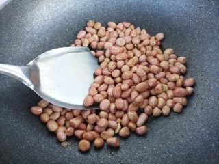 风味炒花生米,接着用铲子不停翻炒。