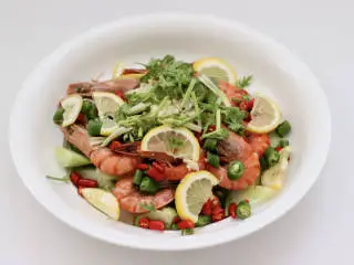 泰式风味酸辣虾,容器底部依次放入黄瓜和虾，柠檬片和小米辣，线椒和大蒜碎，香菜段。