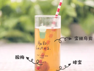 9款清爽又解渴的蜜桃乌龙茶冰饮，越喝越上瘾！,8.酸梅蜜桃乌龙  [食材]  蜜桃乌龙茶  酸梅  蜂蜜 将酸梅和蜜桃乌龙茶包一起冲泡，加入少量蜂蜜搅拌均匀~