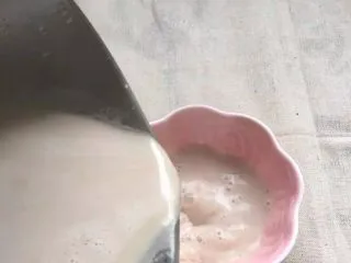 【花生核桃露】健脑益智的学生饮品,倒出来饮用就可以了。