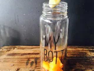 美丽的水果饮品,加一片柠檬