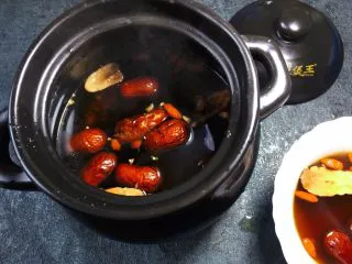 养生之姜汁红糖水,用小火熬制25分钟左右即可