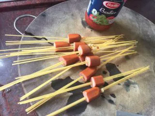 通心肠番茄意面,将黑椒热锅肠切成小段，然后用百味来通心意面穿过热锅肠