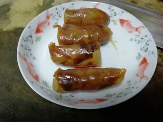 香肠风味蒸茄子~一锅两菜,刚才装盘的香肠,冷却到温热