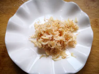 韭菜鸡蛋盒子,虾皮用水捞洗一下，