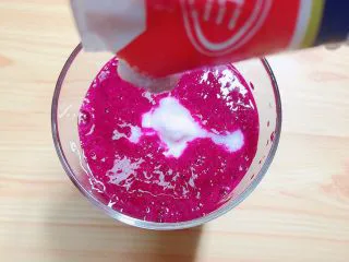 梦幻火龙果酸奶杯,再倒入酸奶，大概至95分满杯状。