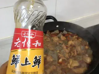 超过瘾的啤酒魔芋炖鸡,少许生抽调味，盖盖子开中火慢炖40-60分钟，让其充分入味
