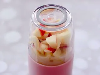 水蜜桃车厘子奶昔,看见所有的食材都备齐后。