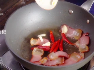 萝卜干炒腊肉-经典不衰的腊味美食,适量蒜片