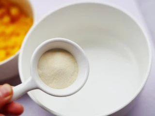 香甜爽滑的芒果牛奶布丁,吉利丁粉倒入温水泡至融化,水量约15g。