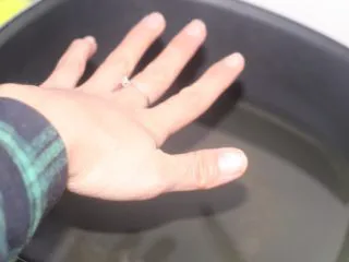 老北京小吃之“干炸小丸子”,热锅凉油,手离油锅10cm感受到油温升高大约到180度就可以炸丸子了。