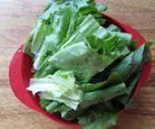 传统水煮牛肉,油麦菜洗净切段