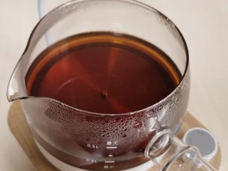 宅家自制珍珠奶茶,取出茶漏。 红茶直接放锅里煮的，记得将茶叶滤出，或者直接用袋包红茶都可以。