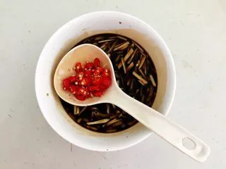 私房菜 密制酸辣鸡爪,加入辣椒圈