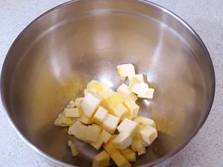 法式小甜点【椰蓉柠檬小方】,制做酥饼底。将黄油软化切丁